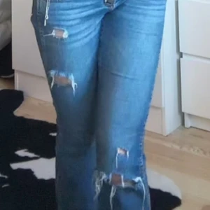 Blå slitna jeans - Skit snygga SUPER lågmidjade jeans, bootcut! ❤️