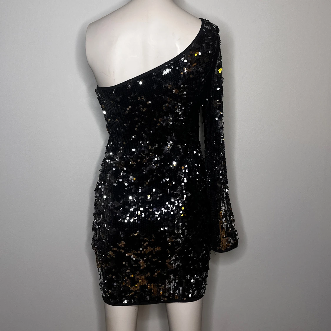 Svart paljettklänning från Jones + Jones - 1