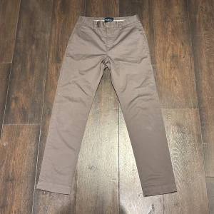 Chinos Bondelid Gråa - Snygga gråa chinos från Bondelid. De har en klassisk design och är aldrig använda.