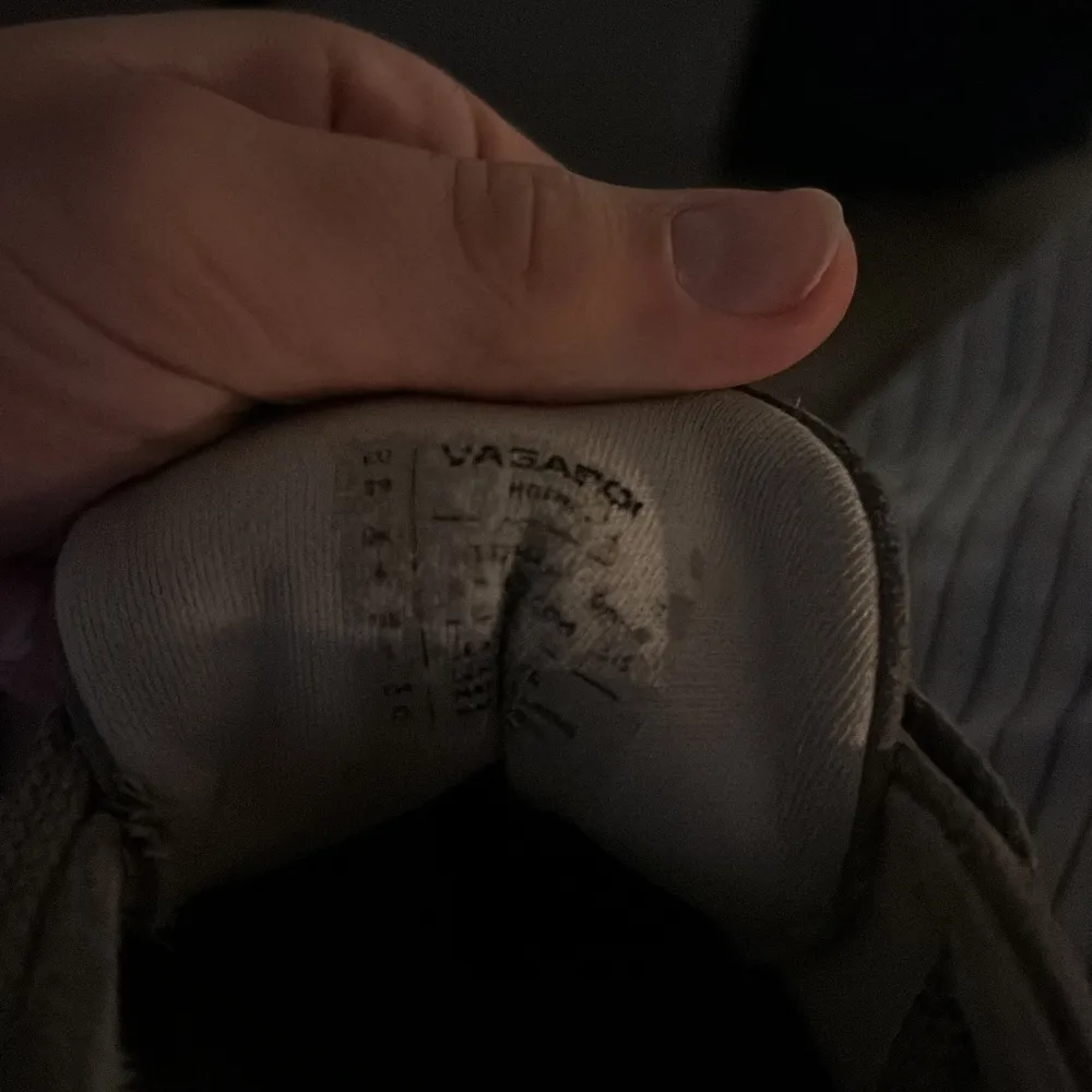 Snygga grå sneakers från Vagabond i mocka med klassisk snörning. Perfekta för en avslappnad stil. De har en vit sula som ger en fin kontrast till det gråa.. Kengät.