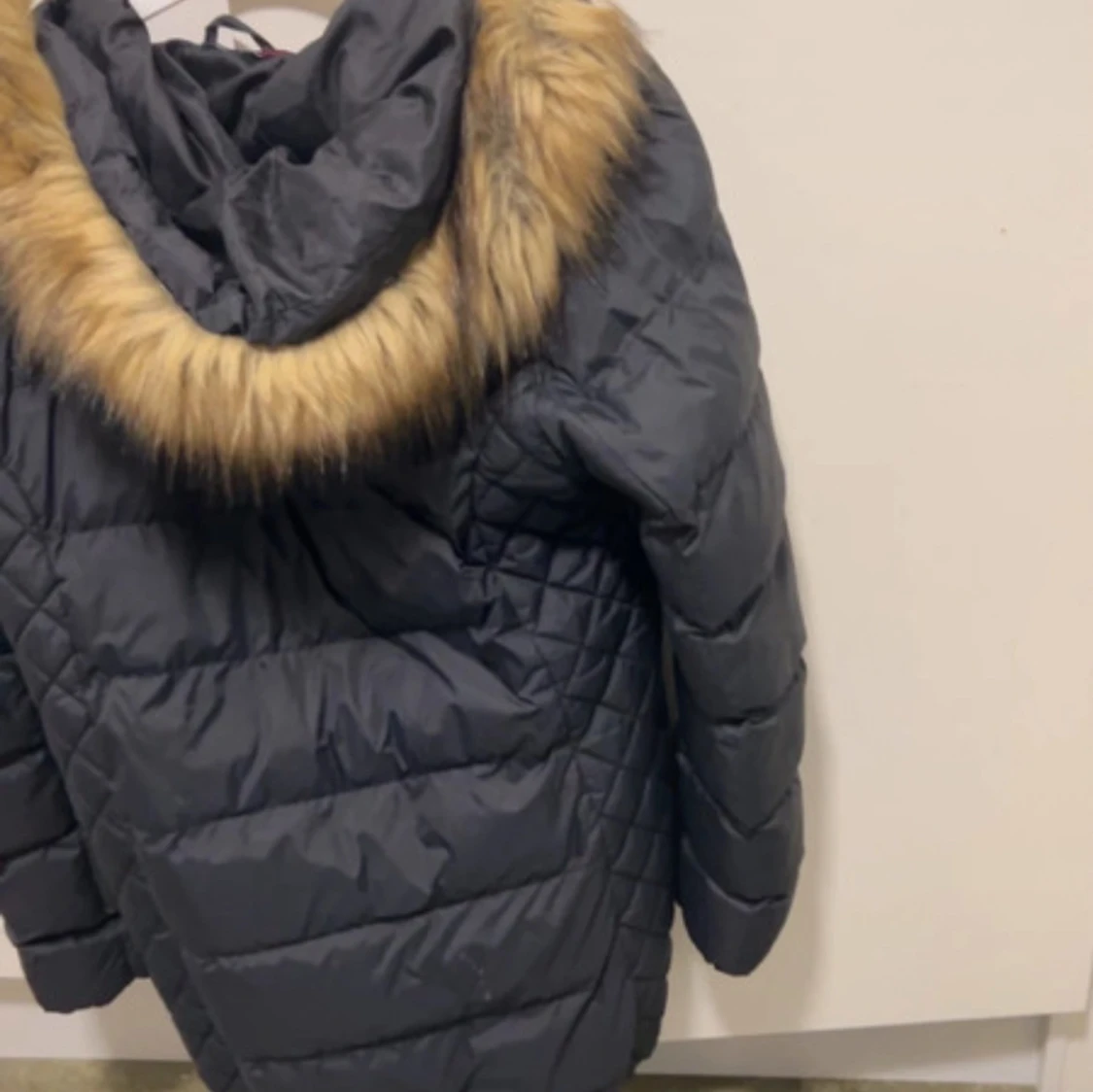 Svart quiltad jacka med pälskrage - 1