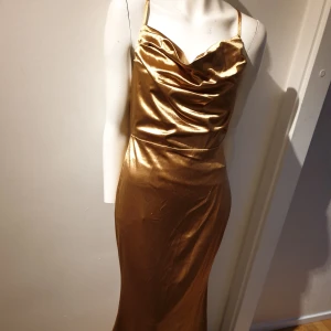 Balklänning med släp  - Använd 1 gång, slitage vid magen och tråd som lossnat lite vid axelbanden, därav priset 