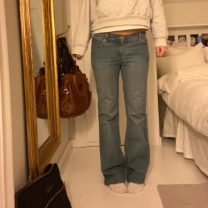 Blå bootcut jeans - Blå bootcut jeans med låg midja. Midjemått: 75cm Innerbensläng: 77cm. Jag är strax över 160cm lång.❤️
