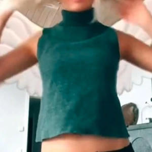 Grön ärmlös polotopp - Snygg grön ärmlös polotopp i ett mjukt material. Perfekt för lager-på-lager eller att bära som den är. Den har en hög krage som ger en stilren look.