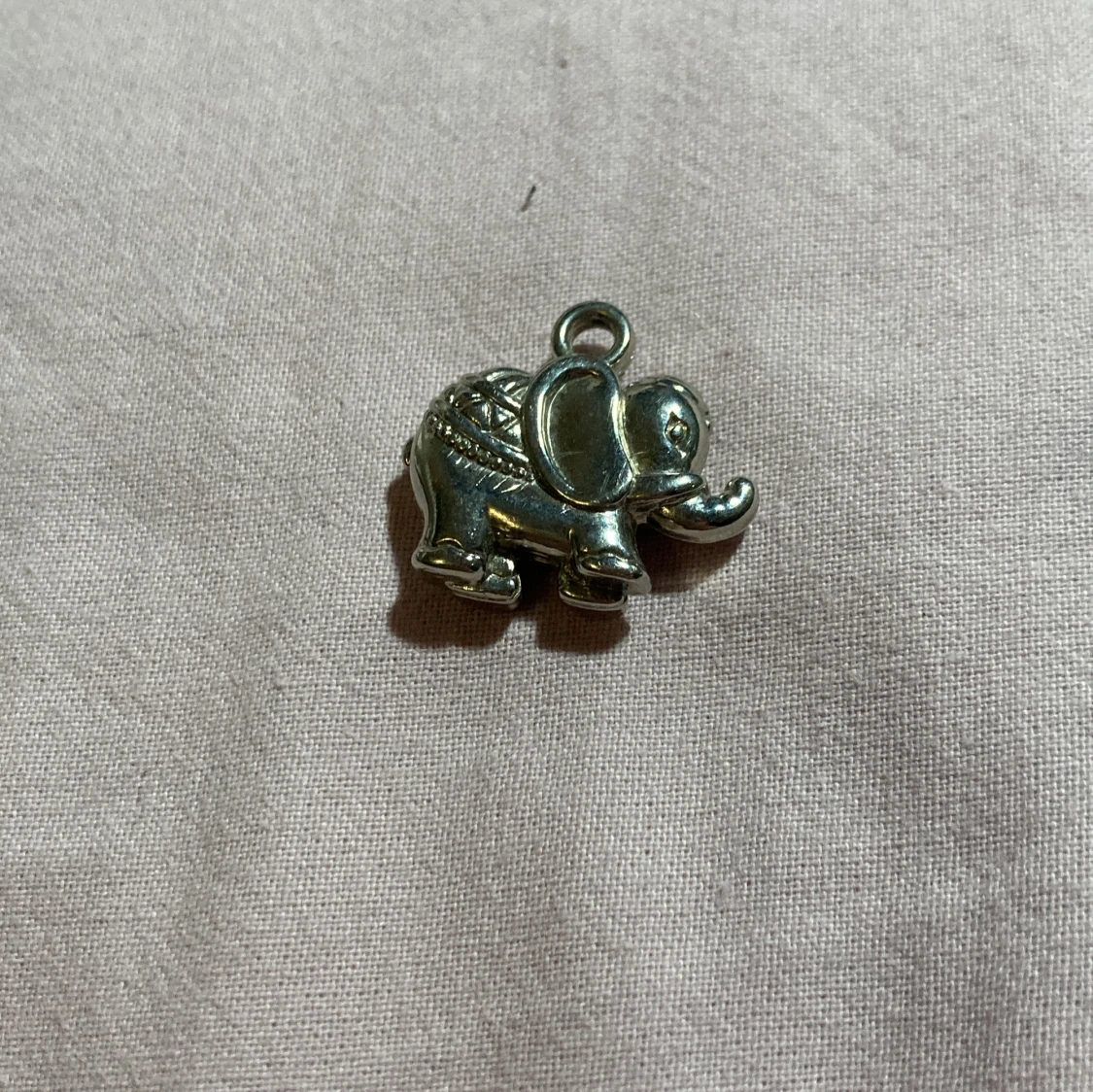 Silverfärgad elefantsmycke - 1