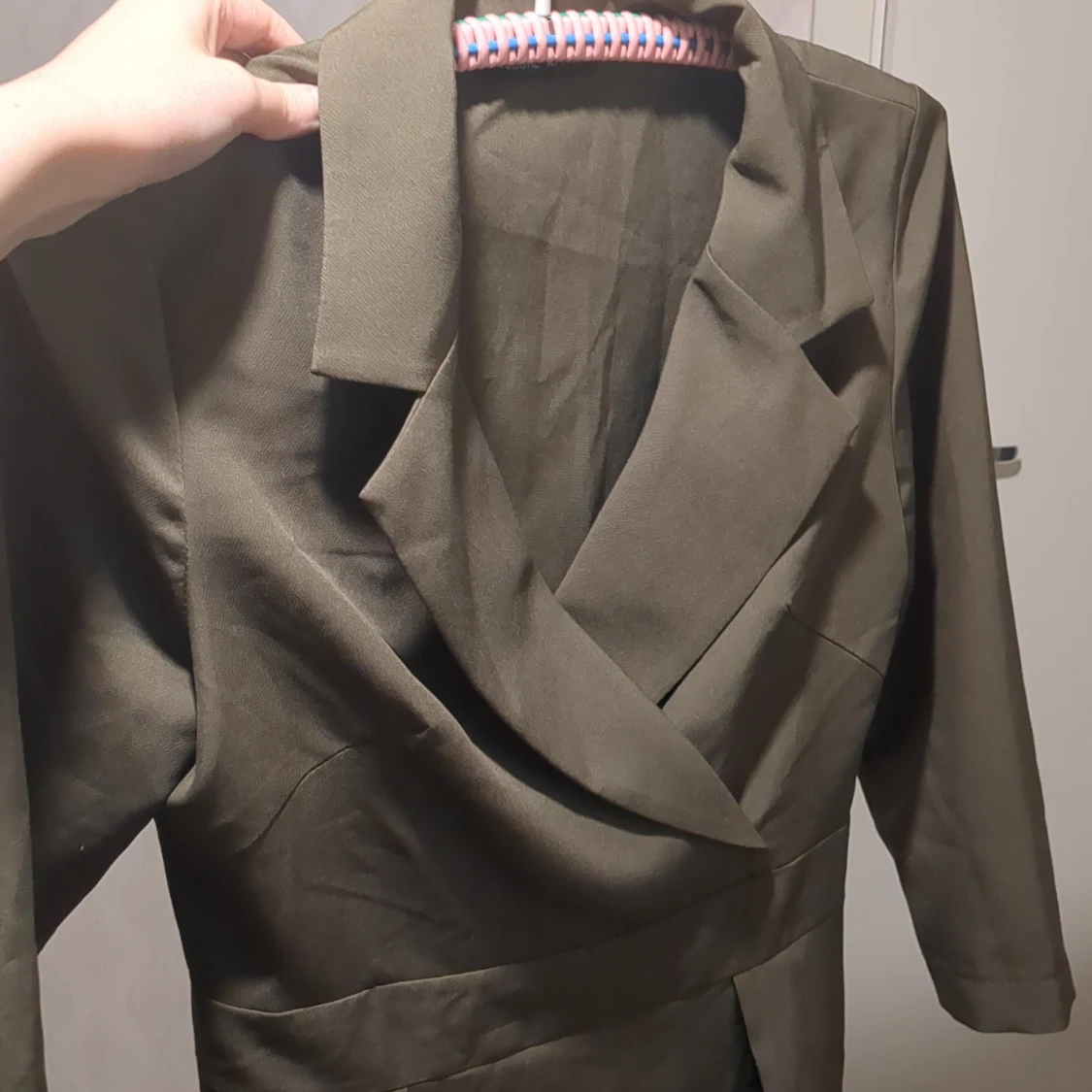 Olivgrön klänning med omlott-design - 4