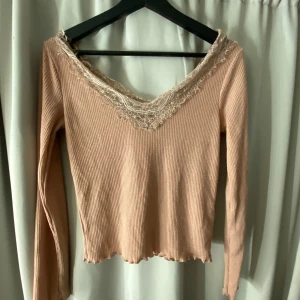 Rosa ribbad topp från Stradivarius - Jätte fin rosa tröja med spets💓 tröjan är sparsamt använd och väl omhändertagen💞💞meddela mig om du är intresserad!