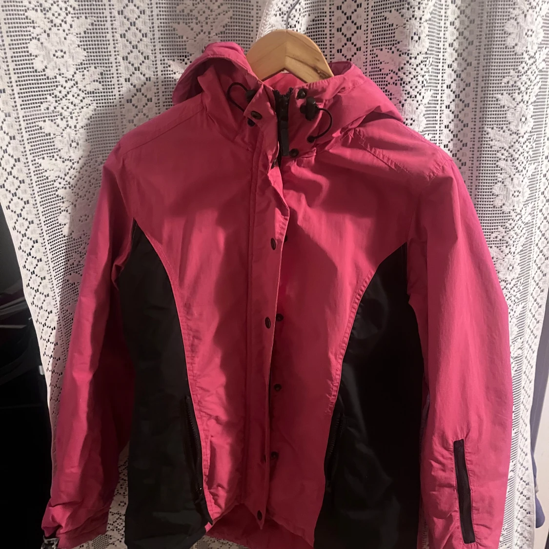 Rosa och lila vinterjackor med huva