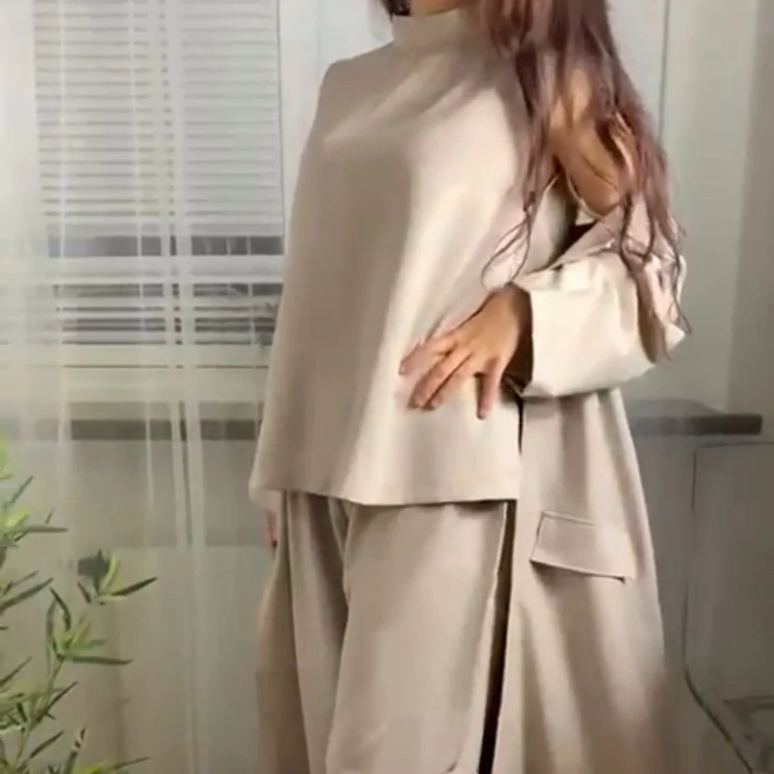 Beige set med lång kappa och slöja  - 3