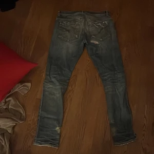 Blå dondup George jeans - Säljer detta riktigt feta paret av blåa dondup George jeans i midja 33. Jeansen är använda men fortfarande i gott skick. Dom har få små defekter på baksidan men inget som påvärkar användningen och de defekterna är även lätta att laga. Det är bara att höra av sig vid minsta fundering🙌🏻
