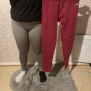leggings - Snygga gråa och vinröda leggings med diskret mönsterdetalj vid fotändan. Köps tillsammans.  De gråa byxorna är från Astani och är i storlek S, de vinröda är från Kappahl och är i storlek M 