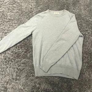 Soft goat tröja i ljusblå - Säljer en stilren ljusblå tröja från Soft Goat. Tröjan är i 100% cashmere och i bra skick har nån liten fläck.