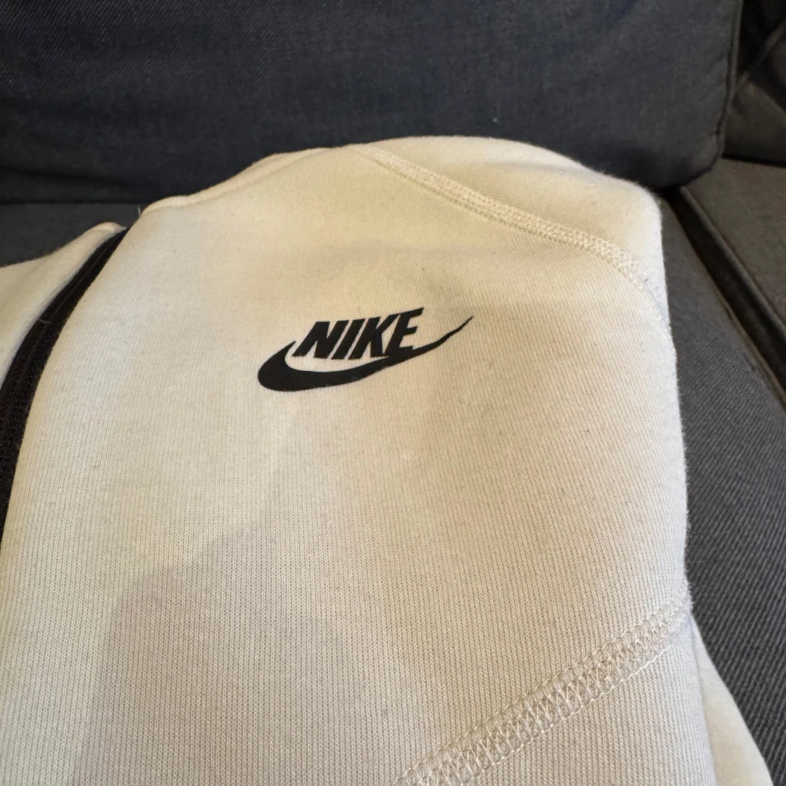 Ljus beige Nike tech kofta - 2