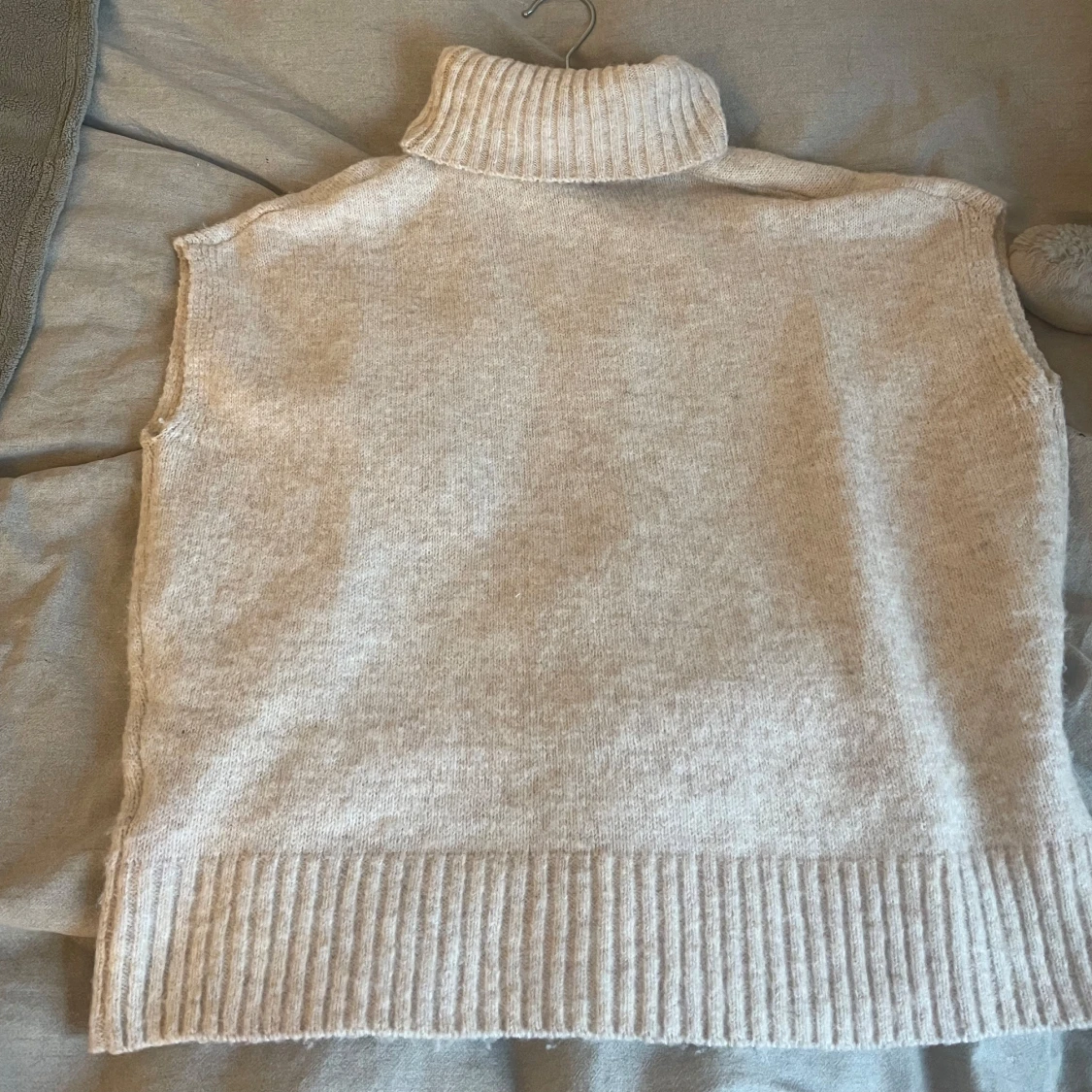 Beige ärmlös polotröja - 1