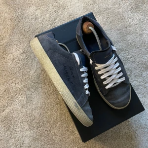 Saint Laurent 06 skor - Mkt eftertraktad skor, i använt skick( !de finns defekter! Kolla bilderna ) box och dust bag ingår, nypris på dessa är 8000, slitna men mycket kvar att ge, dom är lite missfärgade, storlek 41 ursprungligen men är mycket större i stöelek (42/43)
