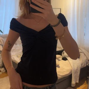 festtopp  - jättefin topp från h&m, perfekt till fest. of shoulder och i sidenmaterial typ 