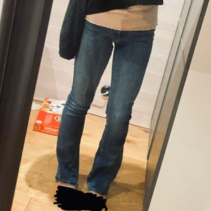 Blå bootcut jeans från ONLY - Snygga blå bootcut jeans från ONLY. De har en klassisk femficksdesign och en knappgylf. Perfekta för en avslappnad stil med en touch av retro. Jeansen har en lätt slitning vid fållen för en cool look. Skriv om du undrar över mått osv❤️
