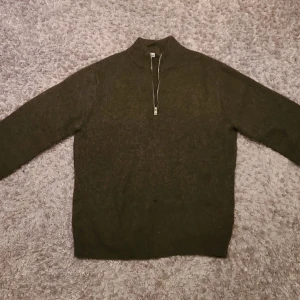 Mörkgrön tröja med dragkedja - Säljer en mörkgrön stickad tröja från only & sons. 1/4 zip vad gäller dragkedjan och avslappnad i passformen