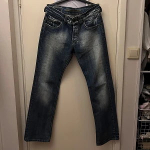 teddy smith bootcut y2k jeans - skit snygga bootcut jeans från märket teddy smith, skulle säga är storlek medium, midjemåttet är 39cm och innerbensmåttet är 78cm. väldigt små på mig i höfterna så passar någon med mindre höfter. kontakta mig vid fler frågor!
