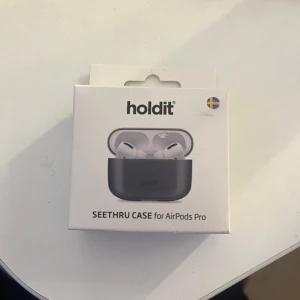 Seethru Case för AirPods Pro från Holdit - Snyggt och stilrent seethru-fodral för AirPods Pro från Holdit. Fodralet är veganvänligt och stötdämpande, vilket ger extra skydd. Det är också kompatibelt med trådlös laddning. Perfekt för att hålla dina AirPods säkra och i stil. Aldrig använt då jag köpte skalet till fel modell av AirPods.