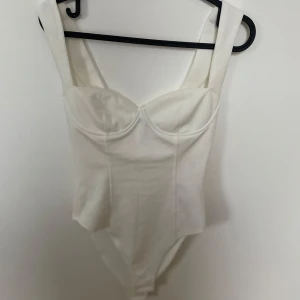 Vit korsettbody - As najs body från Zara, perfekt för fest 😍😍