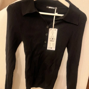 V ringad tröja - Helt ny från Gina Tricot 