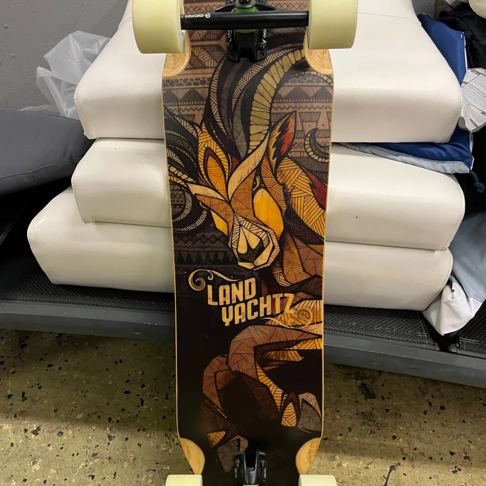 LandYachtz longboard Helt ny, bara stått i källaren. Hoppas den kommer i någon händer som kommer använda den. Pris: 1600. Muu.