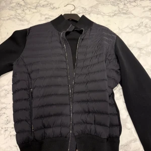 Moncler Cardigan Black Label - Säljer min oskadade Moncler cardigan. Storlek M.   Nypris: 13.500kr mitt pris: 8600kr, köpt på Olsens inne i Malmö med kvitto såklart
