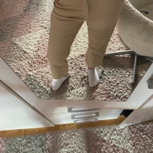 Beige byxor från Lindex - Snygga beige byxor från Lindex i en klassisk stil. De har en normal passform och är perfekta för en stilren look. Byxorna är tillverkade i ett bekvämt material och har en midwaist design.