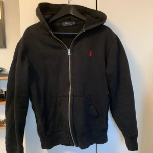 Ralph Lauren Hoodie  - Säljer en svart hoodie från Ralph Lauren i storlek M men sitter som en S. Denna är för liten för mig och skulle rekommendera den för de som är 180cm och under. Super skön och passar till nästan allt! Skick 7/10✅