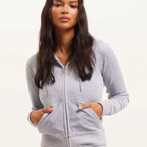 Grå hoodie med dragkedja - Snygg och bekväm grå hoodie med dragkedja framtill och långa ärmar. Ser helt oanvänd ut med noll defekter, köpt för 1300kr