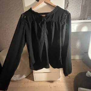 Svart blus - Svart blus från VILA i storlek S.  Jättefin, Aldrig använd. Köparen står för frakten!