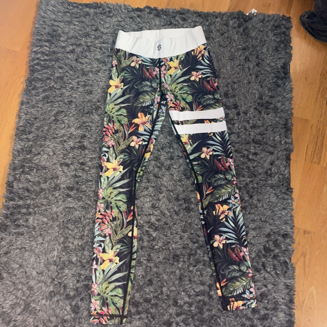 Blommiga träningsbyxor från Stronger