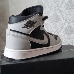 Jordan 1s - Mid gray, storlek 42 men passar 41