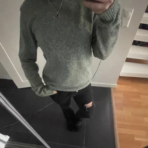 Stickad tröja från Vero Moda - Säljer en mysig grön stickad tröja från Vero Moda. Den har långa ärmar och en ribbad struktur vid halsen och ärmsluten. Bra skick🥰