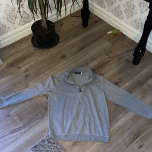 Grå Ralph lauren tröja  1/4 zip - Grå Ralph lauren tröja storlek s. I fint skick 