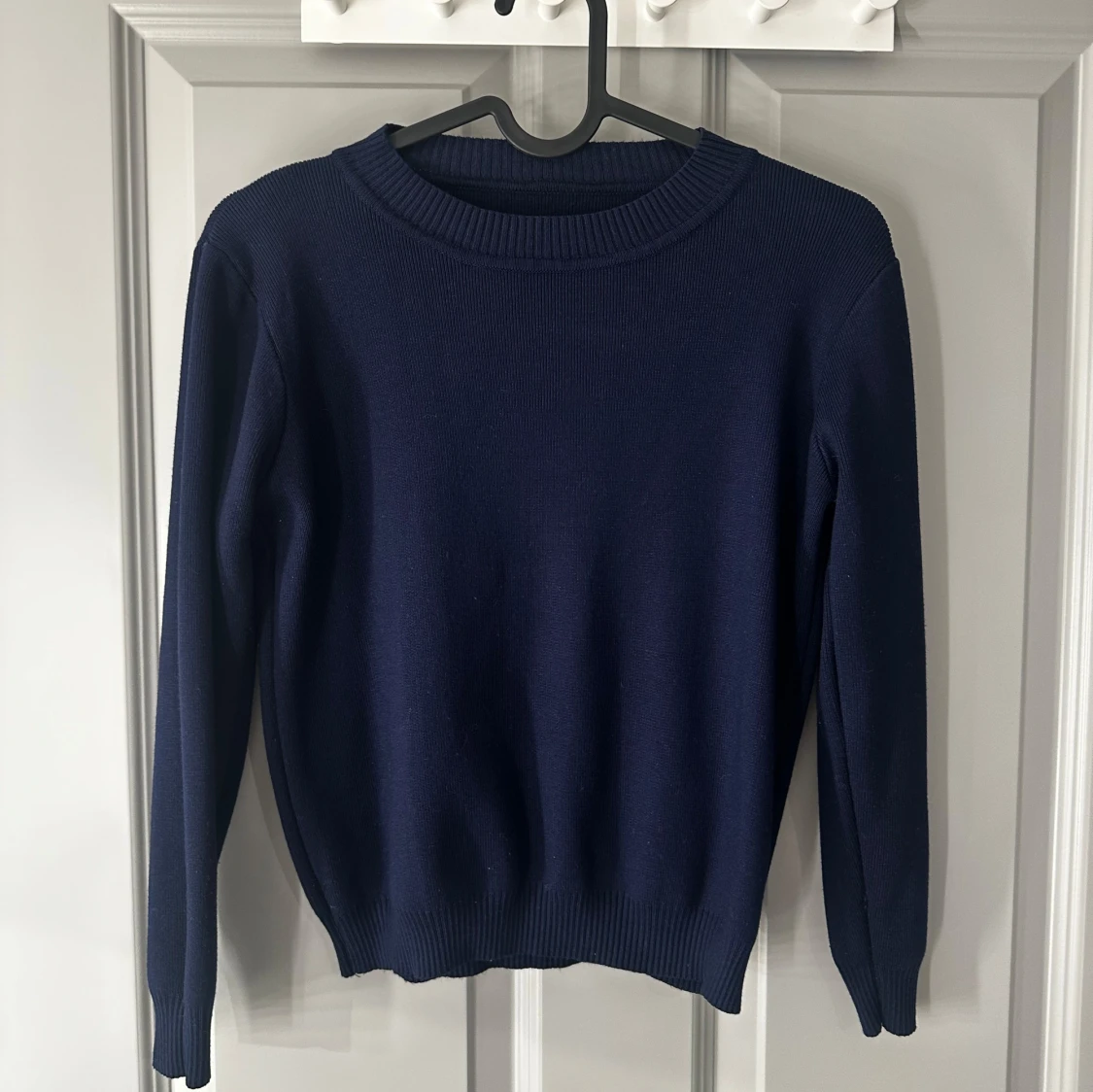 Mörkblå stickad tröja