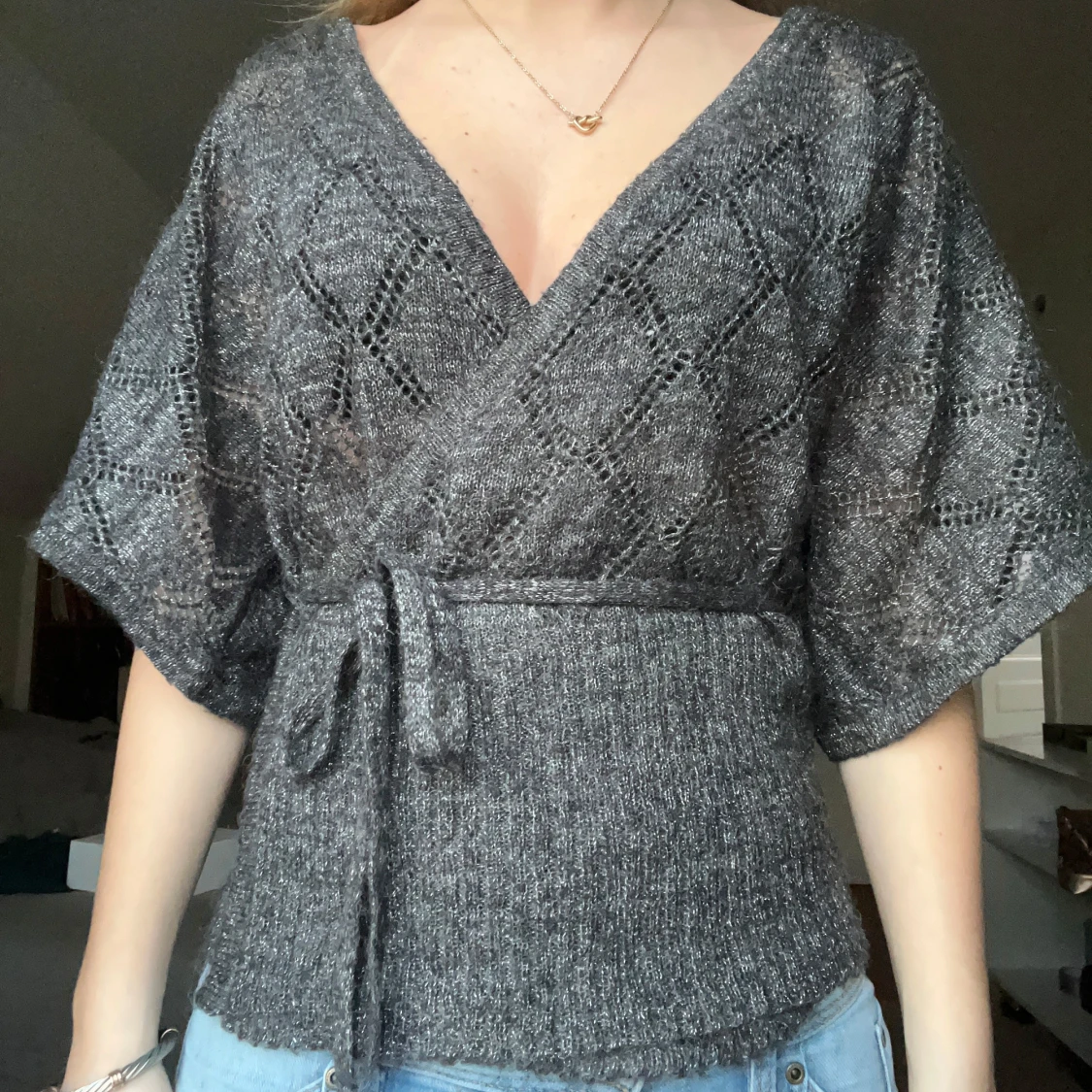 Grå omlottopp med knytband