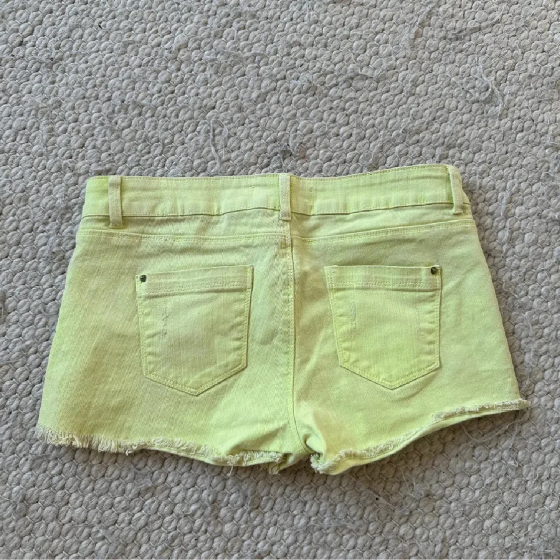 Säljer dessa gula shortsen från Bershka! - 1