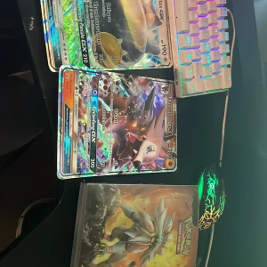 Pokémon kort många bra - Säljer en samling av Pokémon GX -Ex-kort inklusive Snorlax GX och Lycanroc GX (stor kort) samt lite break kort. Perfekt för samlare eller spelare som vill förstärka sin kortlek med kraftfulla kort. Du får med hela pärmen finns både bra och helt okej kort