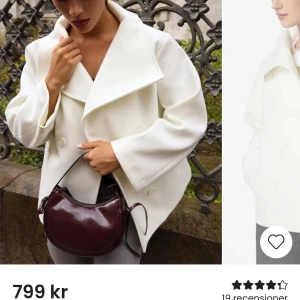 Vit kort kappa - Säljer denna fina vita korta kappa som är helt ny (prislappen är kvar) i storlek 38. Passar även mig som bär 36 .Köpt för 799kr men säljer för 650kr 