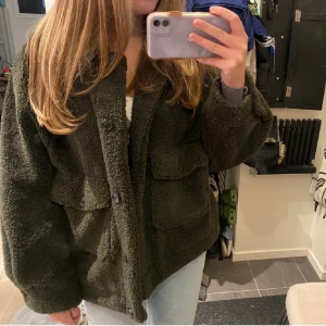 Grön teddyjacka från zara - Jättesnygg teddyjacka från zara!! 😋😋