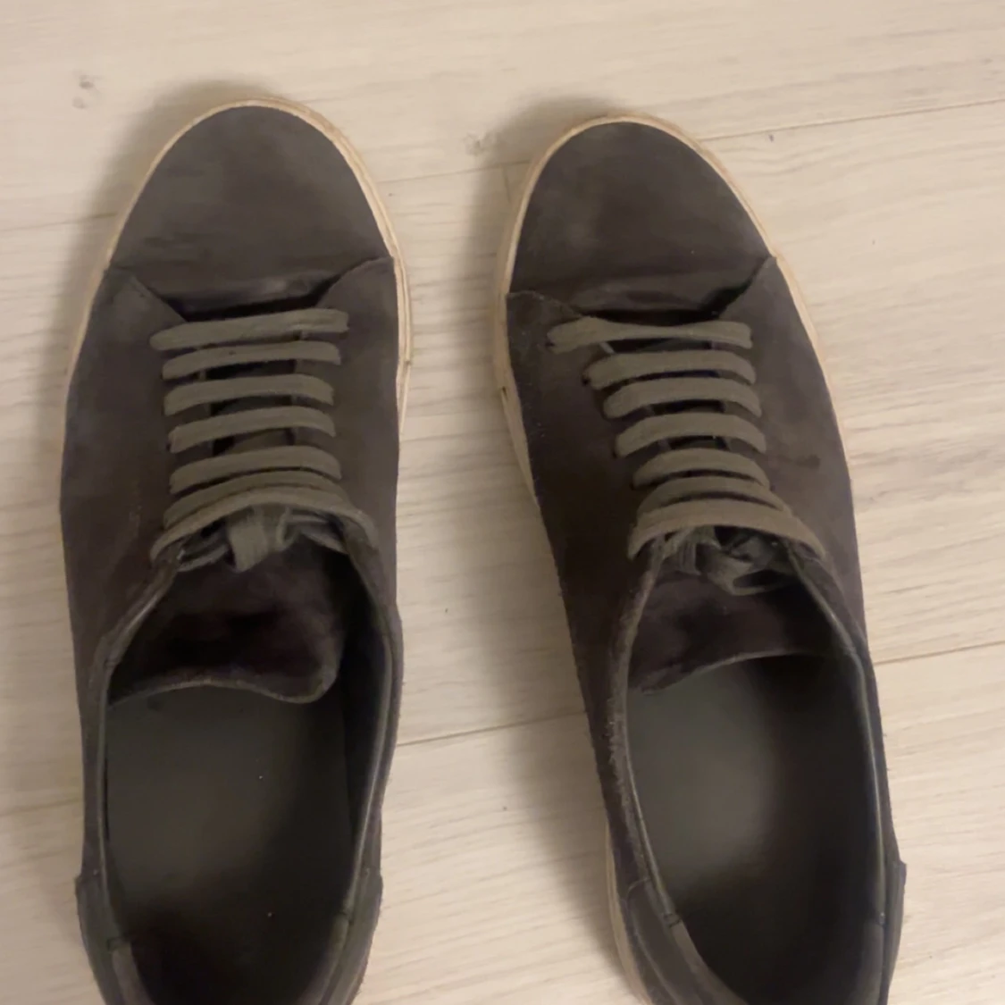 Gråa sneakers från Axel Arigato - 2