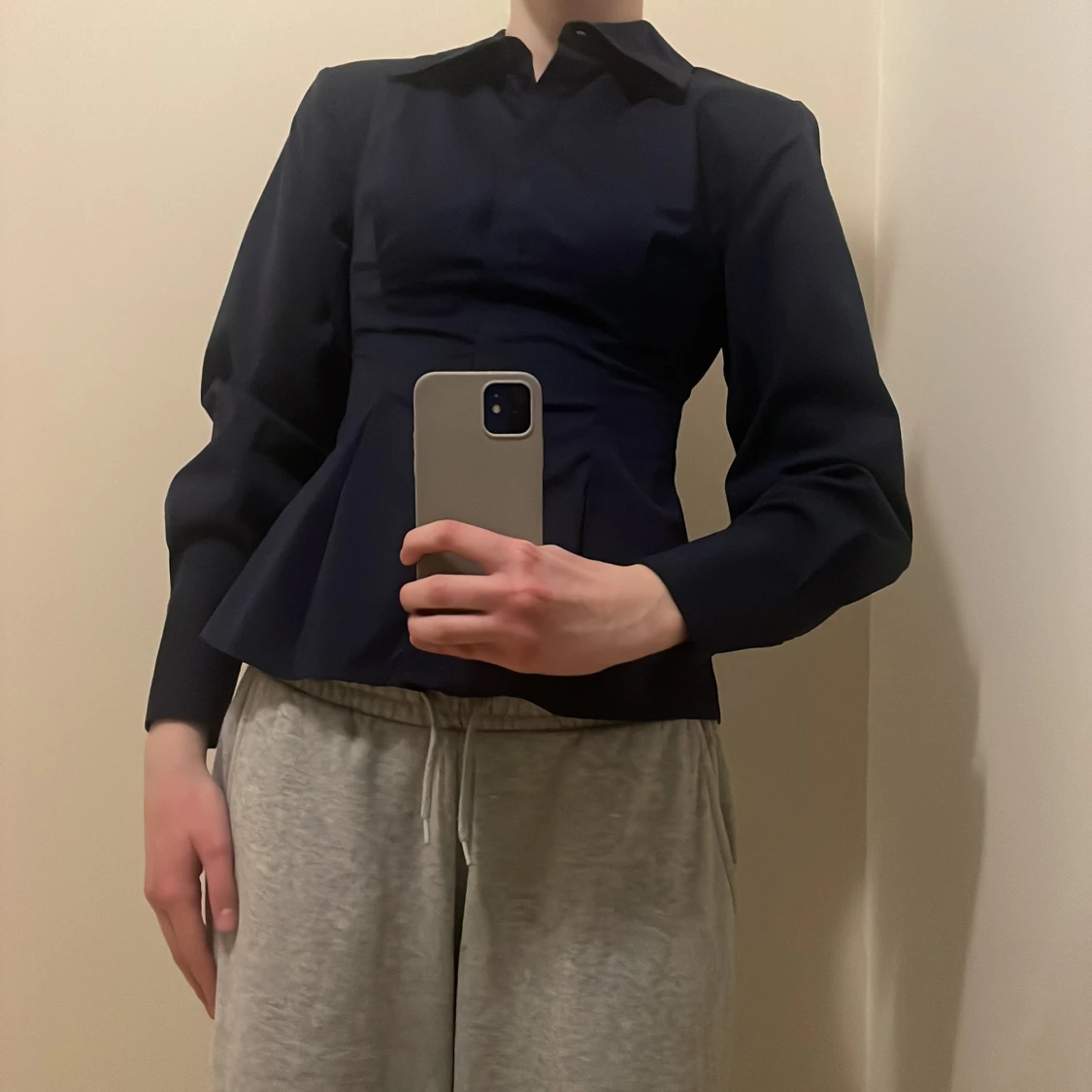 Mörkblå blus från Gina