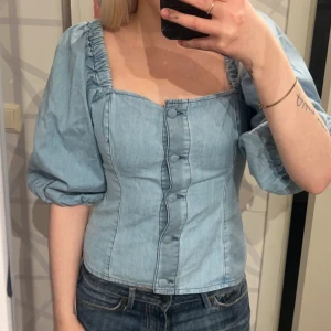 Jeanstopp / jeanskorsett med puffärmar h&m - Supersnygg och superpopulär jeanstopp från h&m. Storlek xs. Köp sker via köp nu, jag postar inom 24h. Kvar tills markerad såld 