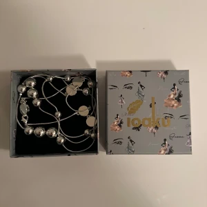 Ioaku berry iconic halsband  - Ioaku berry iconic halsband i silver. Väldigt fint skick och nästan aldrig använt. Nypris 600