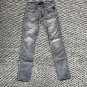 REPLAY ANBASS JEANS  - Replay anbass jeans - Slim fit passform - Storlek W29/L32 - Nypris runt 1800kr -  Deluxecloset