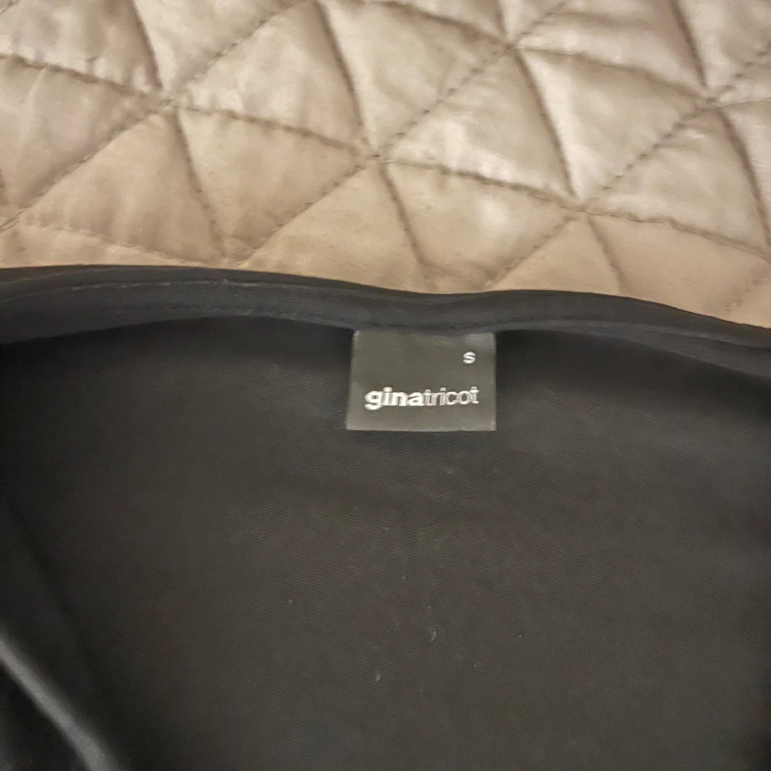 Svart långärmad topp från Gina Tricot - 1