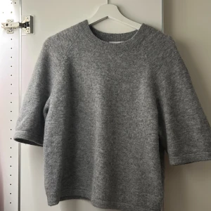 Grå tröja från & Other Stories - Säljer de här jättefina trekvartsärmade stickade tröjan 💘nästan aldrig andvänd, slutsåld på hemsidan! Nypris 790 kr