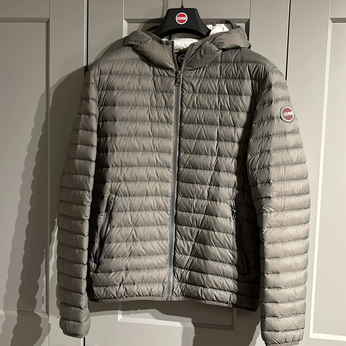 Grå pufferjacka från Colmar